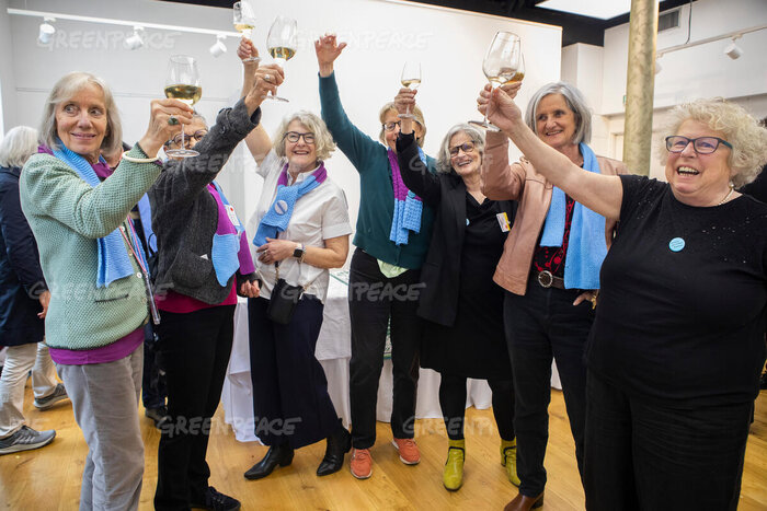 In Strassburg stiessen die Klimaseniorinnen auf ihren Erfolg an. Foto Miriam Künzli / Greenpeace. Die Enttäuschung war gross, als im Juni nach dem Ständert auch der Nationalrat gegen das Klima-Urteil aus Strassburg protestierte.