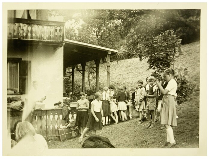 Impression aus der Ferienkolonie in Serneus 1955 von Barbara Bischoff (3. Kind von rechts mit der Schürze)