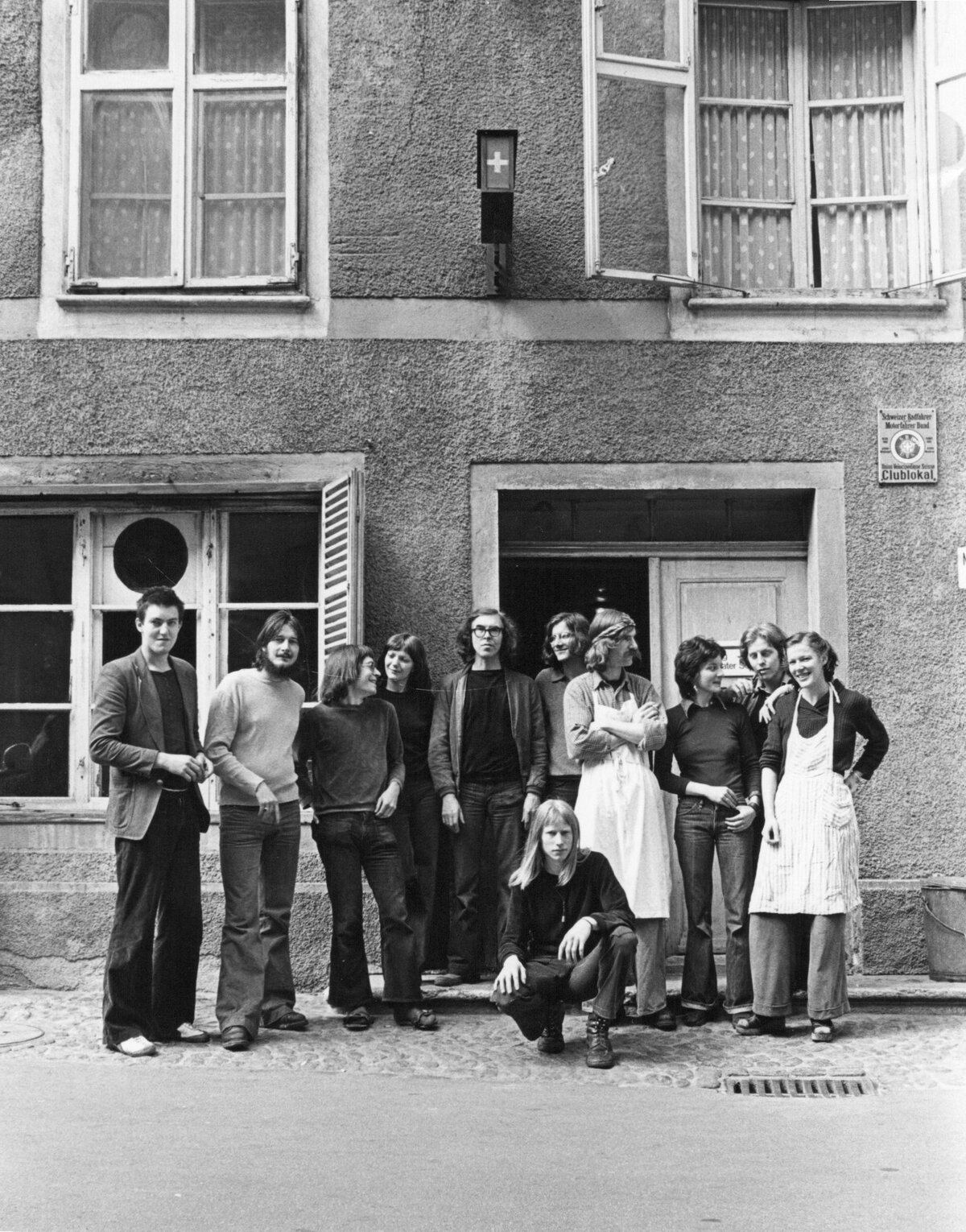 Das Team vom Kreuz 1973 mit Miguel (rechts), ihrer Schwester Lis (Dritte von rechts) und Bruder Sepp (fünfter von rechts, hinten).