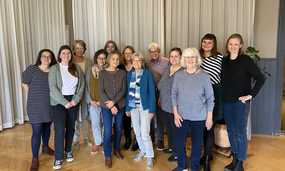 Das Team der IG Frauenstimmen. In der Mitte vorne ist Marianne Stohler zu sehen, dahinter ihr Mann Karl Baer, Kassier der Gruppe abgebildet. Foto: zvg