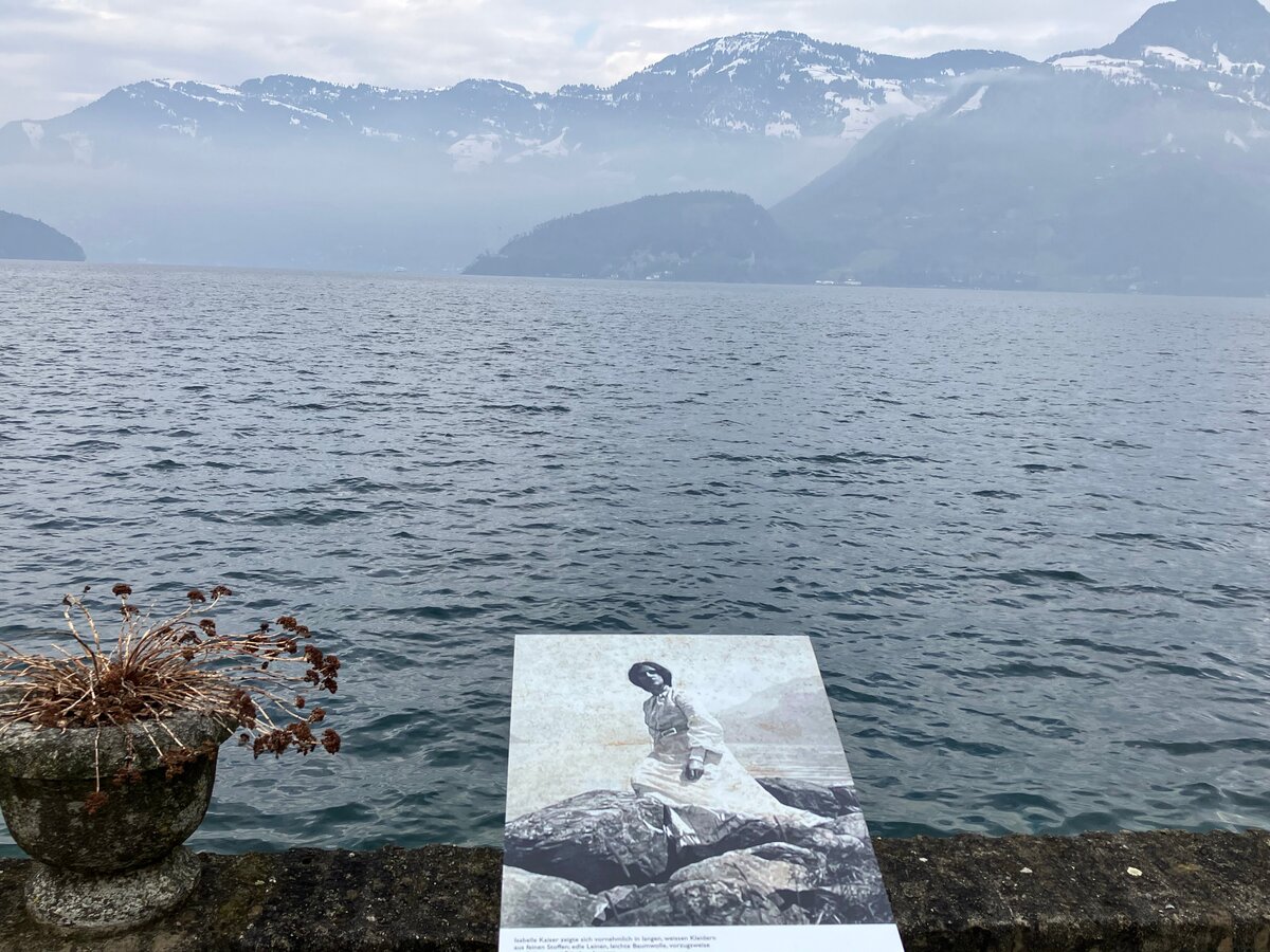 Der Garten der Ermitage direkt am See ist frei zugänglich. Ein Besuch lohnt sich im Zusammenhang mit einem Ausflug.