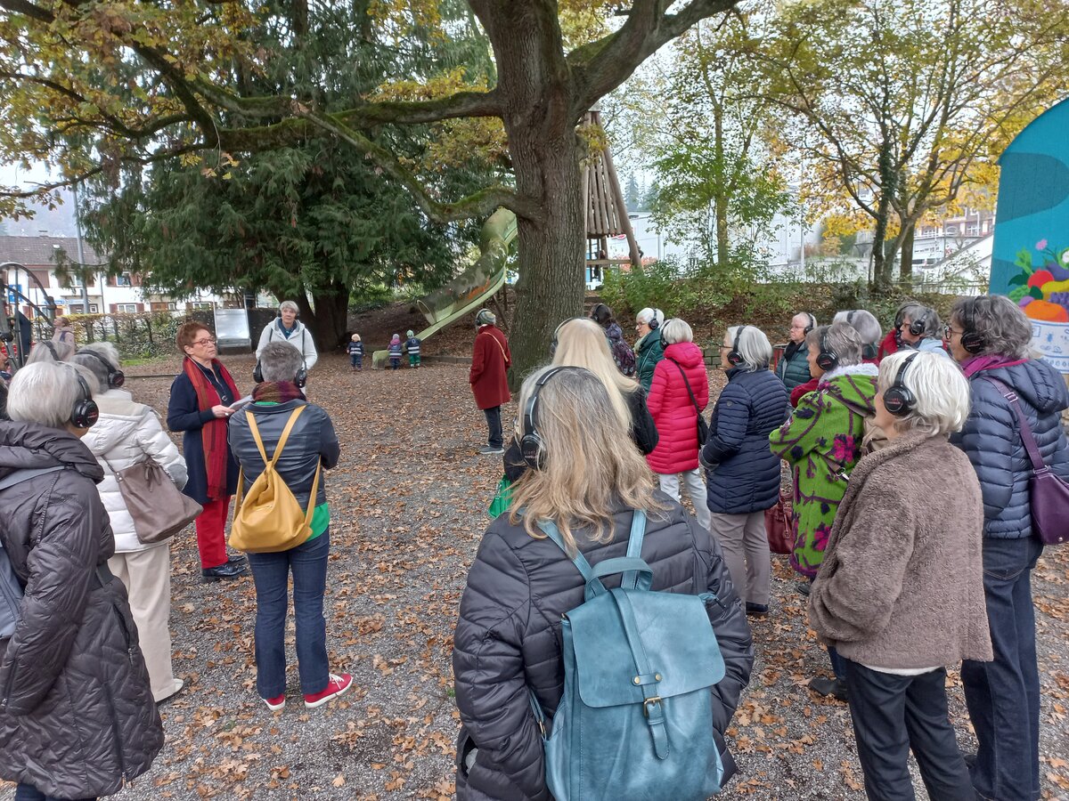 An der Herbsttagung der GrossmütterRevolution in der PH Sentimatt in Luzern  sahen die Teilnehmerinnen auf einem Rundgang, wie sich ein Quartier durch Sorgearbeit verändert und das Zusammenleben verschiedenster Kulturen gelingen kann.