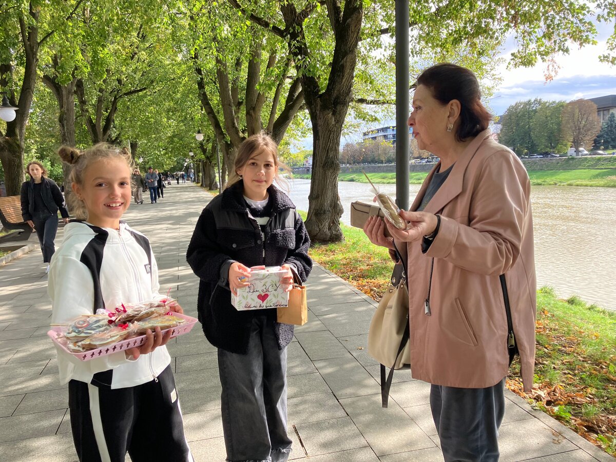 In der Lindenallee der Stadt Uschgorod verkaufen Schülerinnen Kuchen zugunsten der Soldaten an der Front.