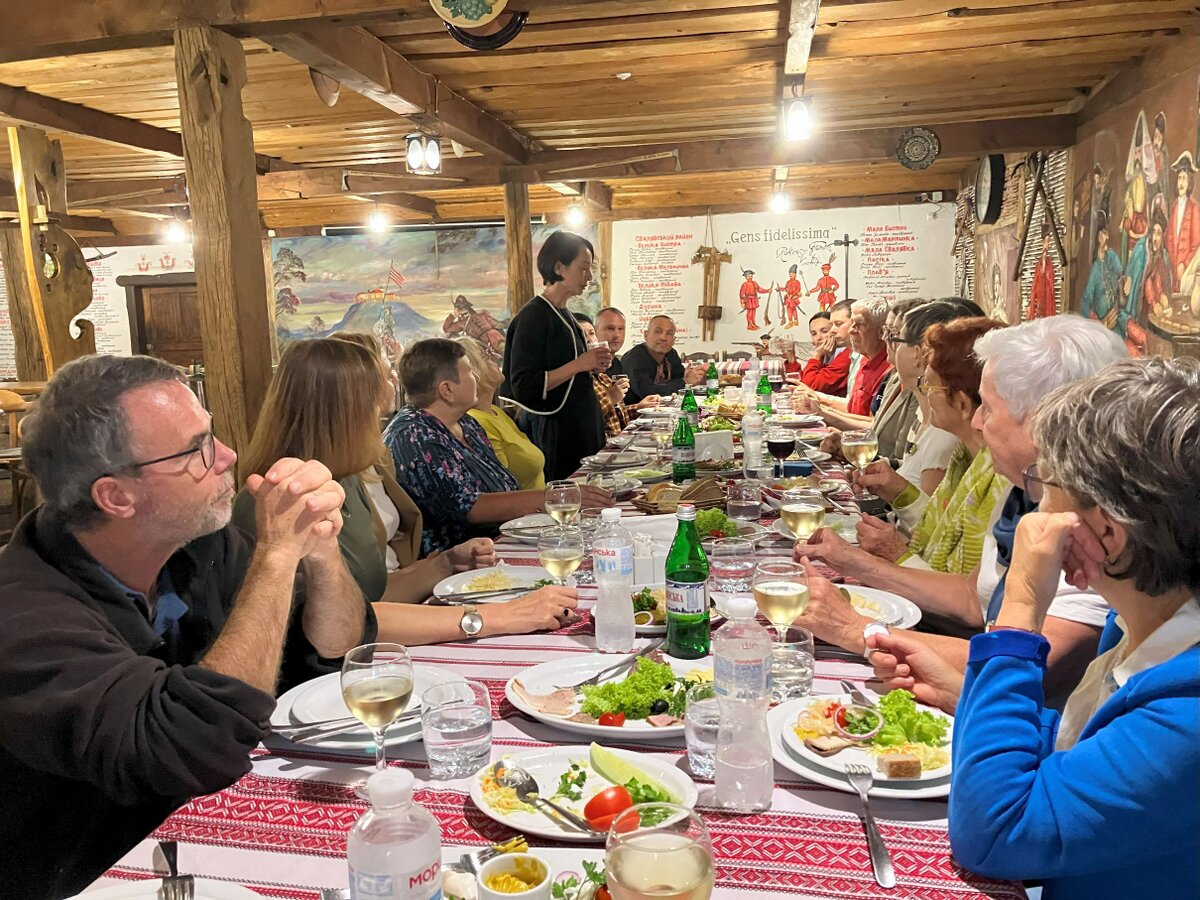 Das Abschiedsessen der Schweizer Delegation mit allen Mitarbeitenden der Partnerorganisation CAMZ war ein Ausdruck der gegenseitigen Verbundenheit.